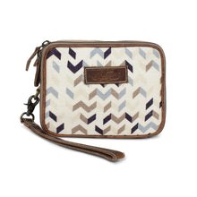 Load image into Gallery viewer, Autumn Morning Wristlet
