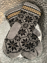 Load image into Gallery viewer, Snowflake Mittens
